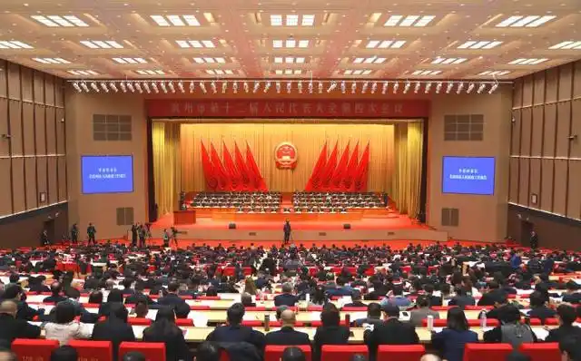 陳玉娟區(qū)長：加速城區(qū)等地?zé)峁┡娲?打造地?zé)崮芤?guī)?；谜椿瘶影?地大熱能